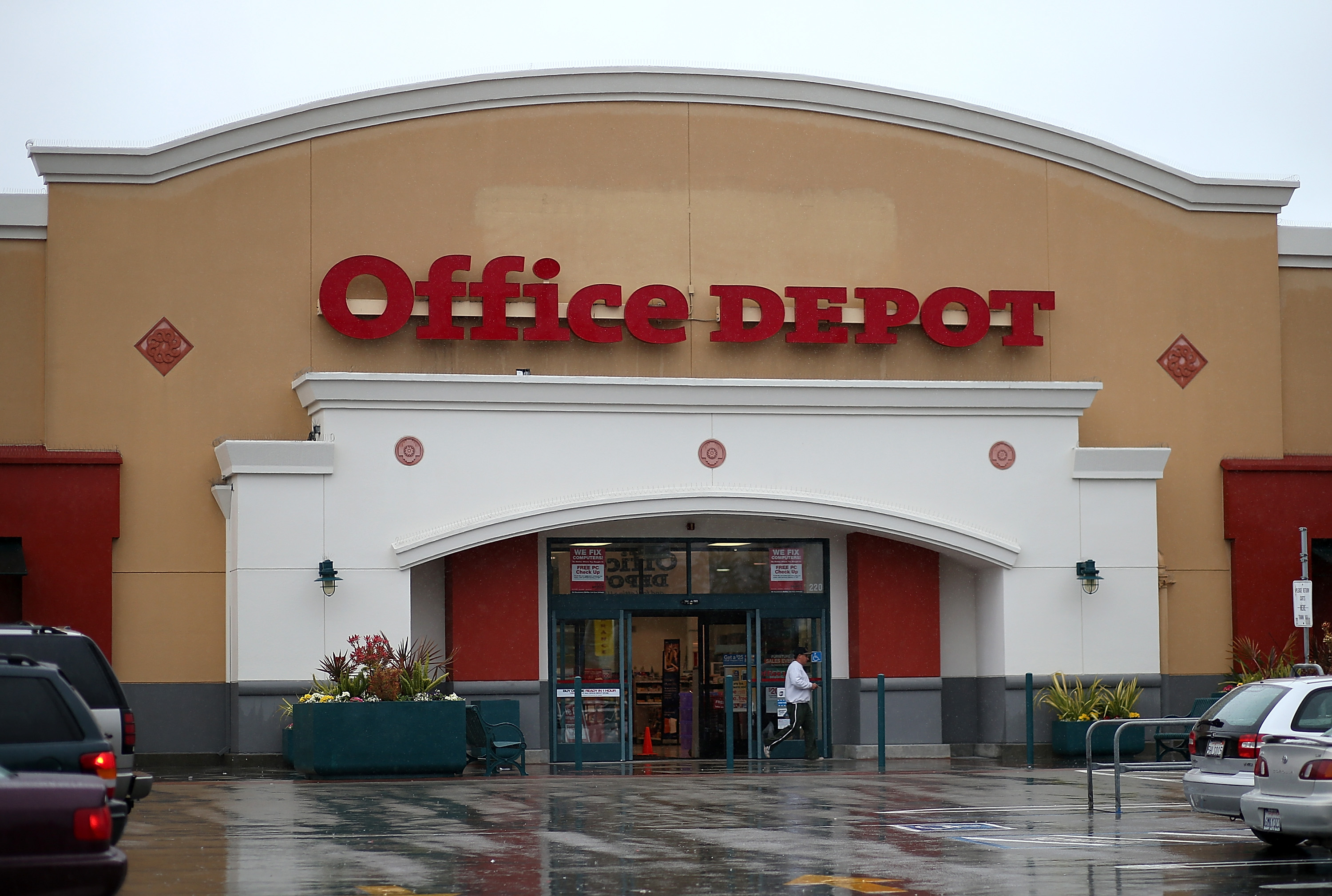 Office Depot to close at least 400 stores 